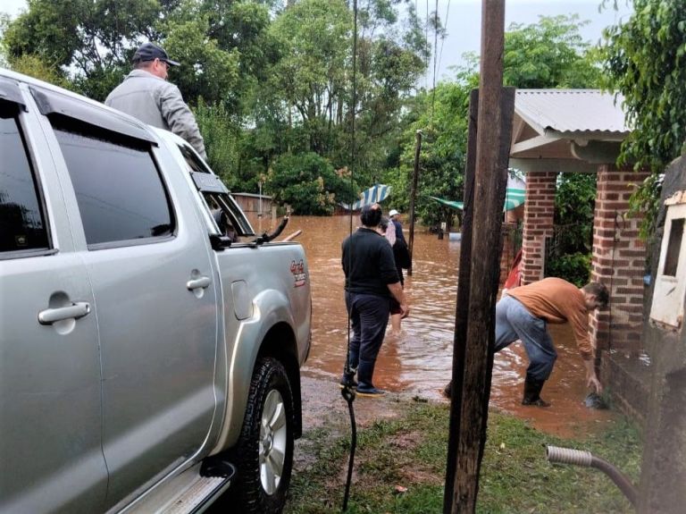 Ya son 150 familias evacuadas en El Soberbio y el río Uruguay continúa