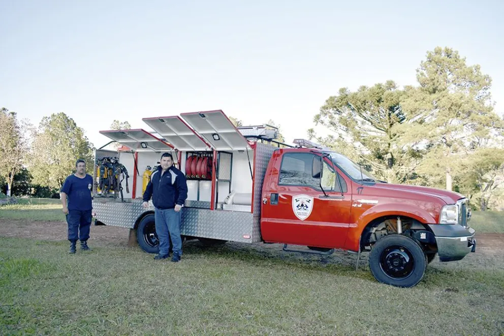 Bomberos Voluntarios fabricaron una autobomba y la ponen a relucir hoy