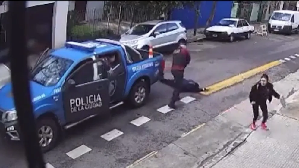 A los tiros la Policía evitó un femicidio en plena calle de un barrio porteño