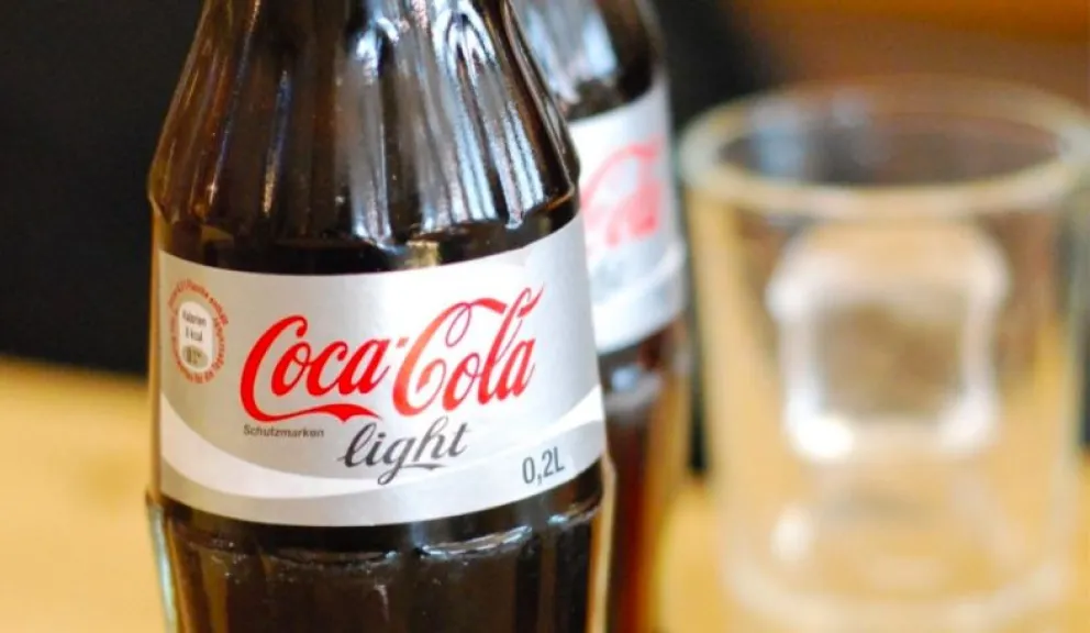 OMS: evalúa el potencial cancerígeno del edulcorante utilizado en Coca-Cola Light