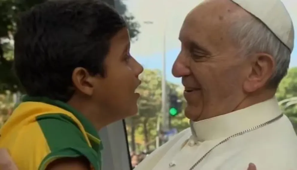 El niño que abrazó al Papa Francisco le cumplió su promesa: ingresó en el seminario para ser sacerdote