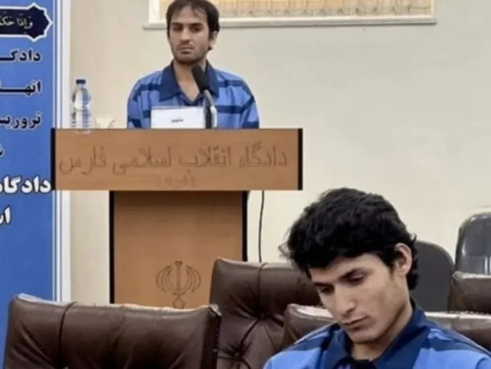 El régimen de Irán ejecutó en público a dos hombres involucrados en un ataque contra un mausoleo