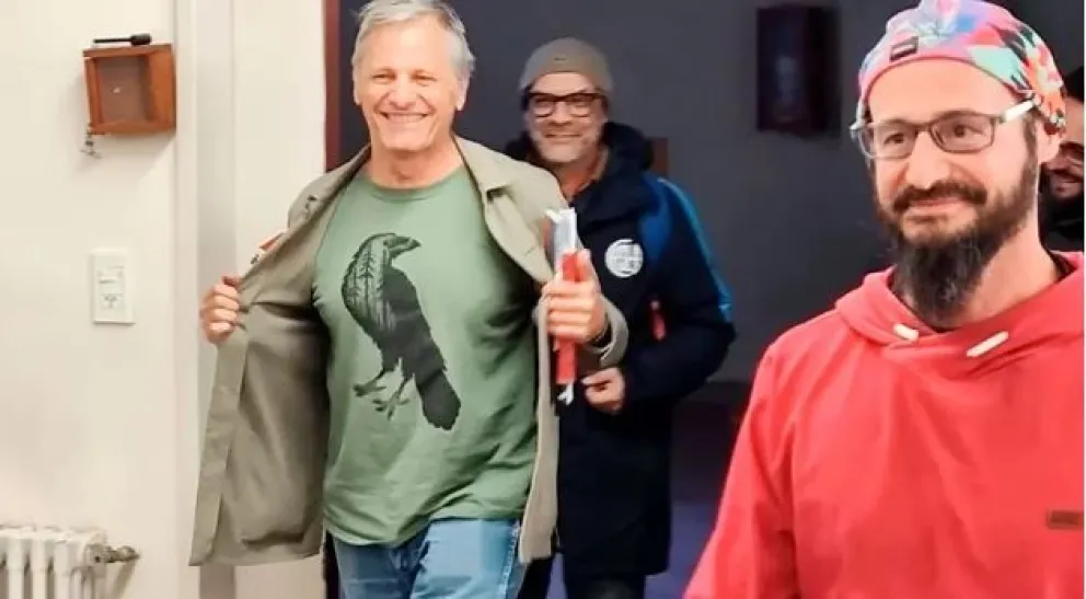La sorpresa de los hinchas de San Lorenzo a Viggo Mortensen durante su visita a Bahía Blanca
