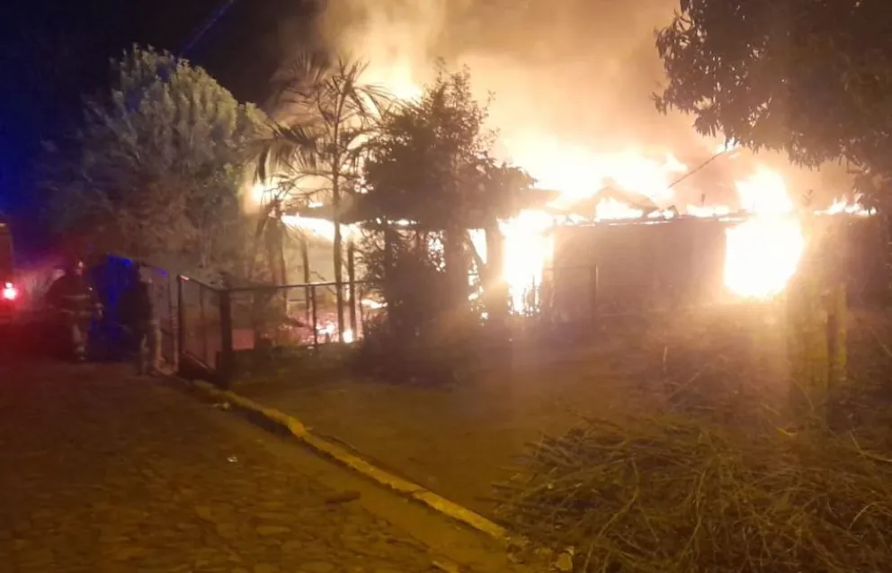 Un incendio destruyó por completo una vivienda en Hipólito Yrigoyen