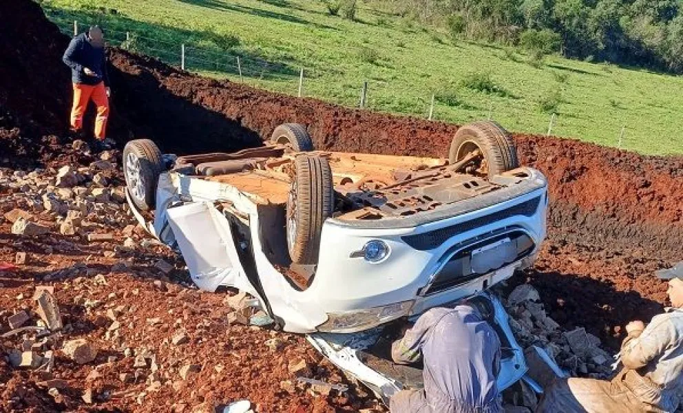 Dos heridos tras despiste y vuelco de un auto en ruta 105 | El Territorio