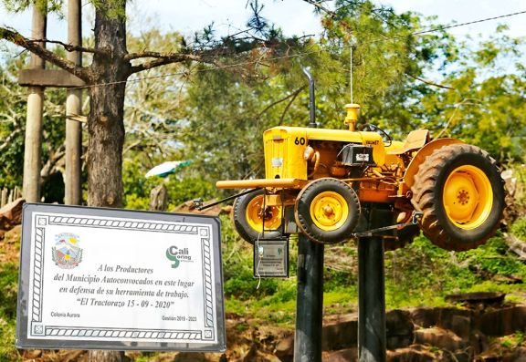 El tractor, un símbolo de Colonia Aurora 