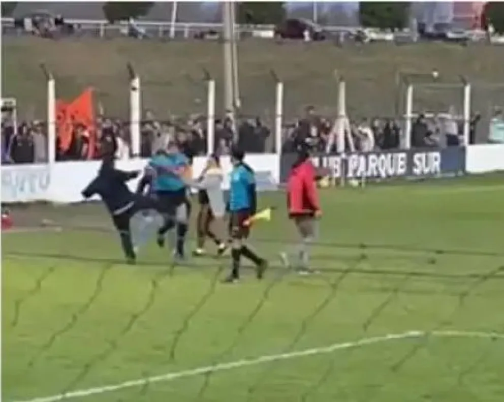 Entre Ríos: un árbitro fue salvajemente agredido por jugadores y simpatizantes en un partido de fútbol amateur
