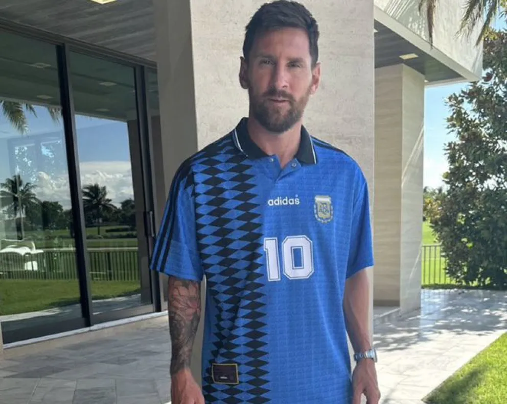 Con una icónica camiseta, Messi le hizo un inesperado homenaje a Diego Maradona