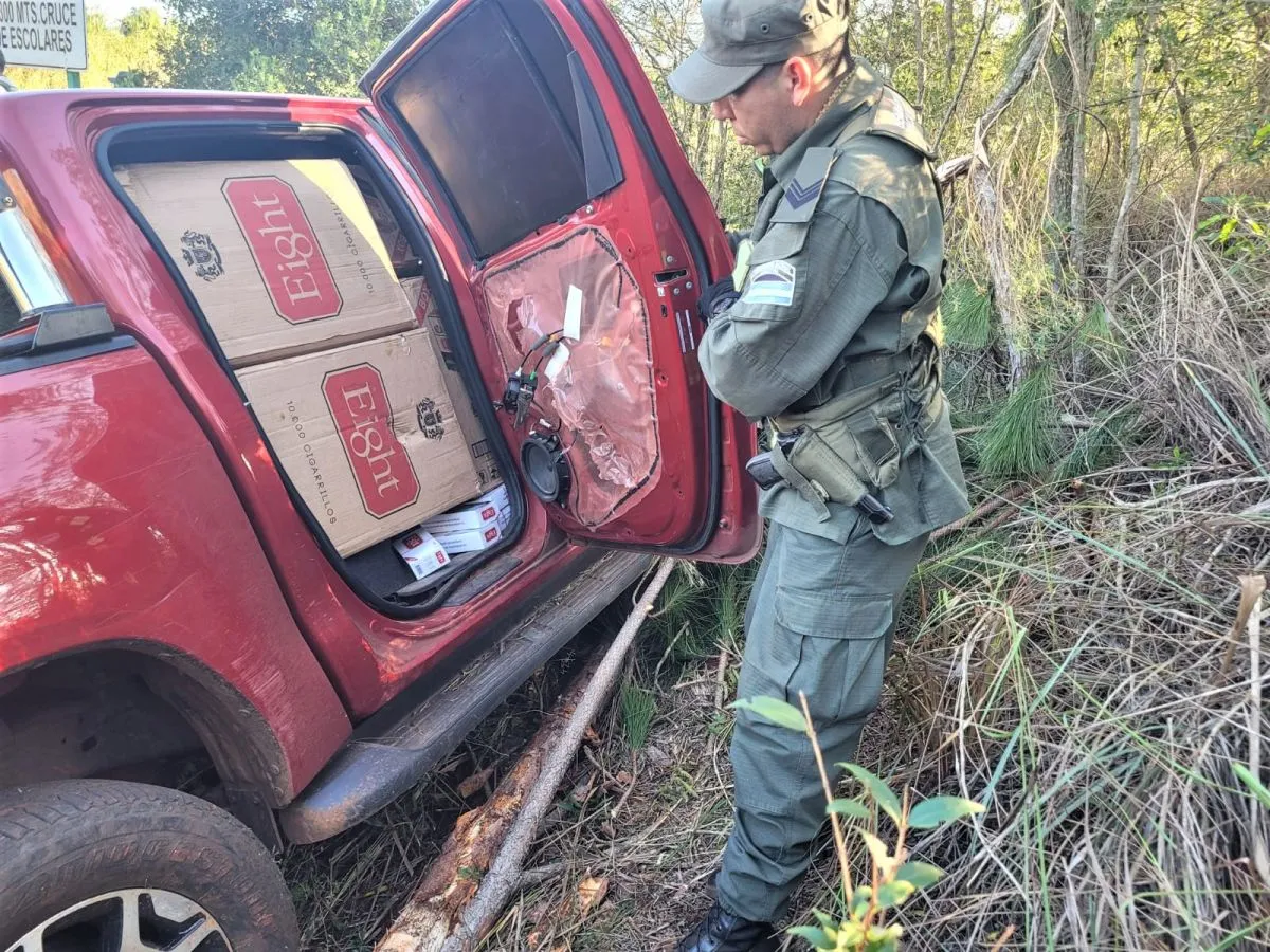 Con camionetas robadas repletas de cigarrillos atropellaron un control de Gendarmería 