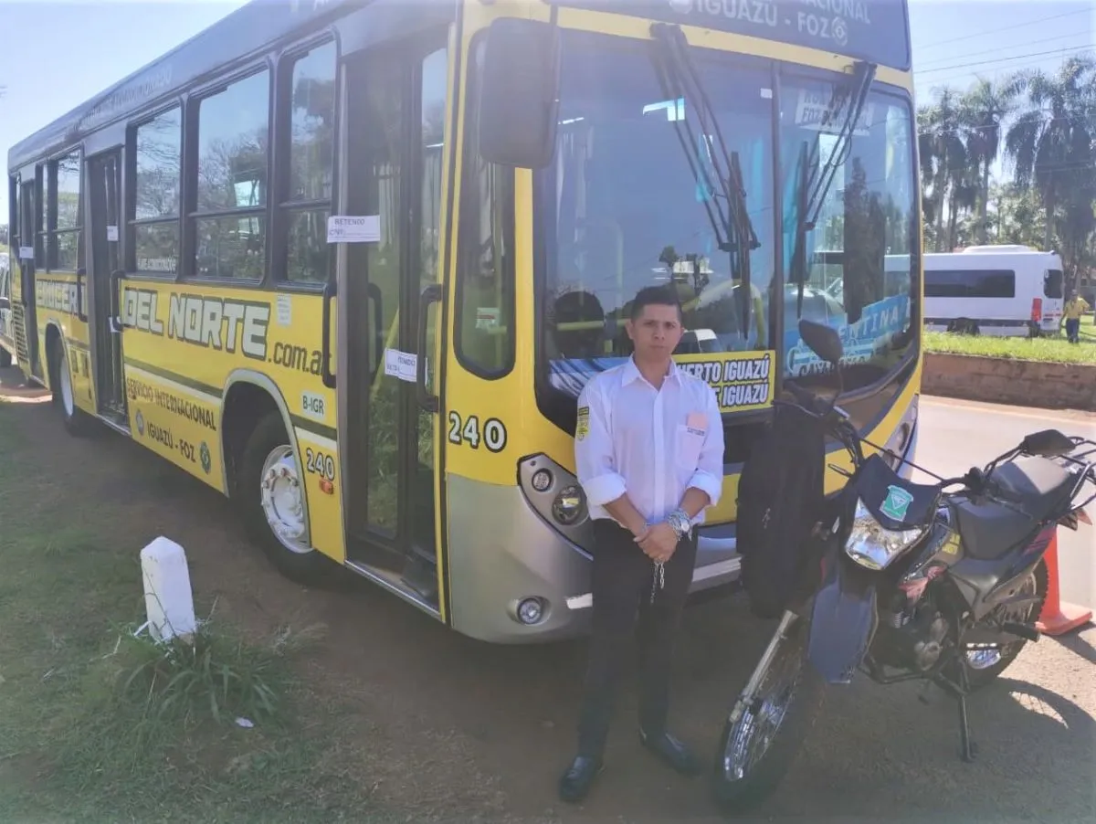 Iguazú: retuvieron un colectivo con turistas y el chofer se encadenó en forma de protesta