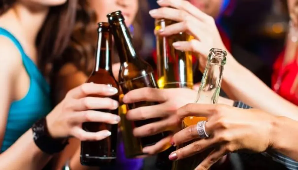 Un estudio científico hecho en Argentina y México identificó quiénes corren más riesgos de consumo problemático de alcohol