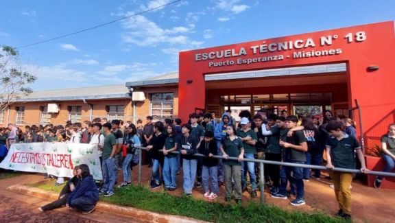 Epet 18 de Puerto Esperanza: sentada de reclamo por continuidad de obras en el edificio escolar