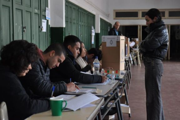 Candidatos y vecinos llaman a votar en una jornada muy tranquila en los centros de votación