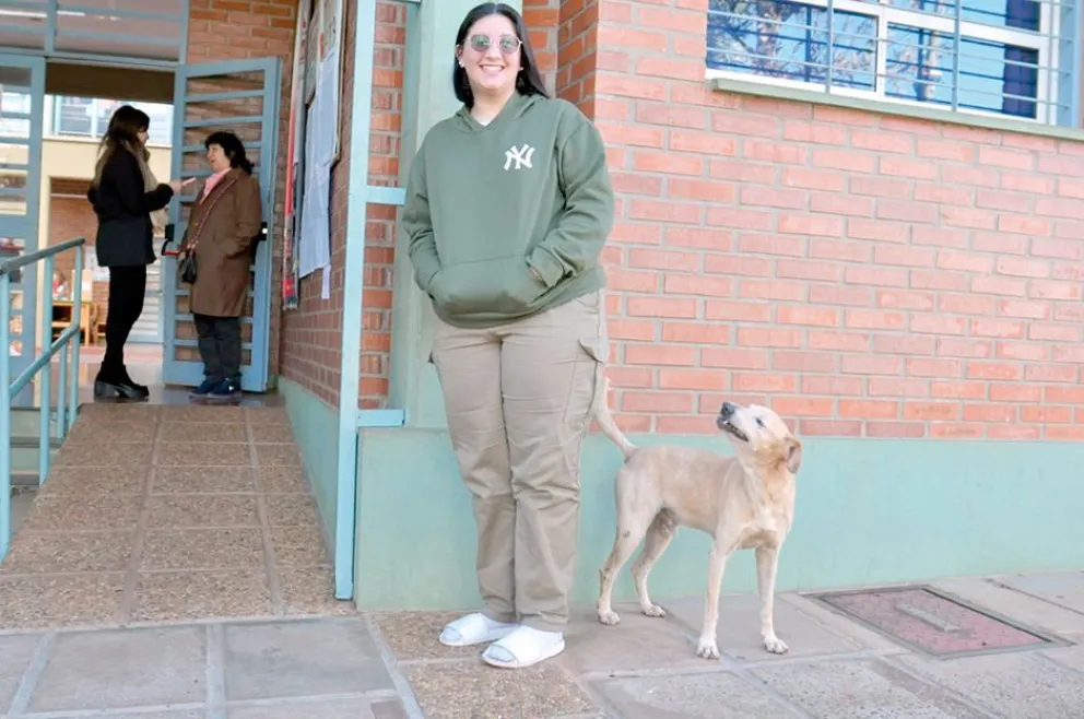 Pocho, el perro que acompañó el deber cívico de los vecinos