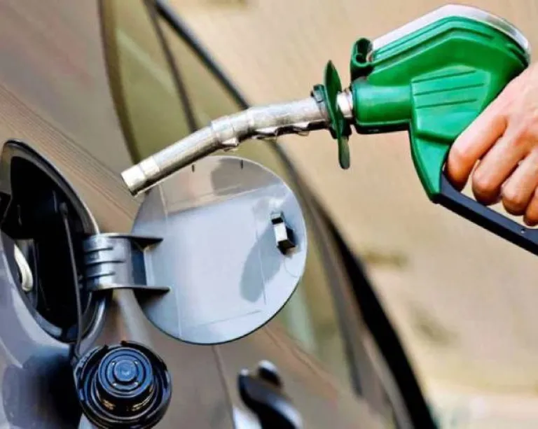 Las petroleras apuran aumentos en las naftas y gasoil tras la devaluación definida por el Gobierno