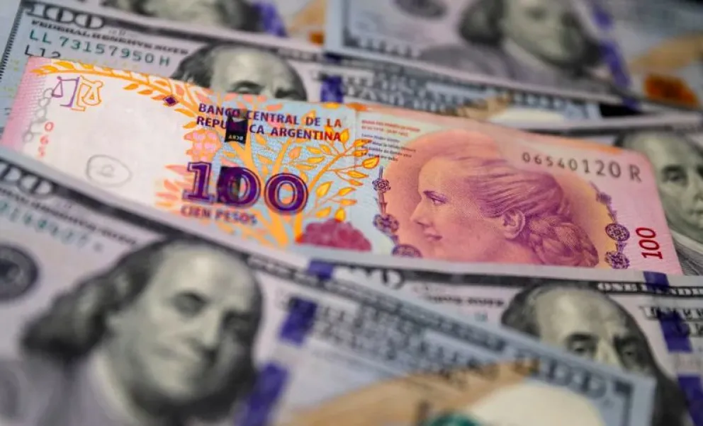 Se dispara el dólar blue y marca nuevo récord a $705