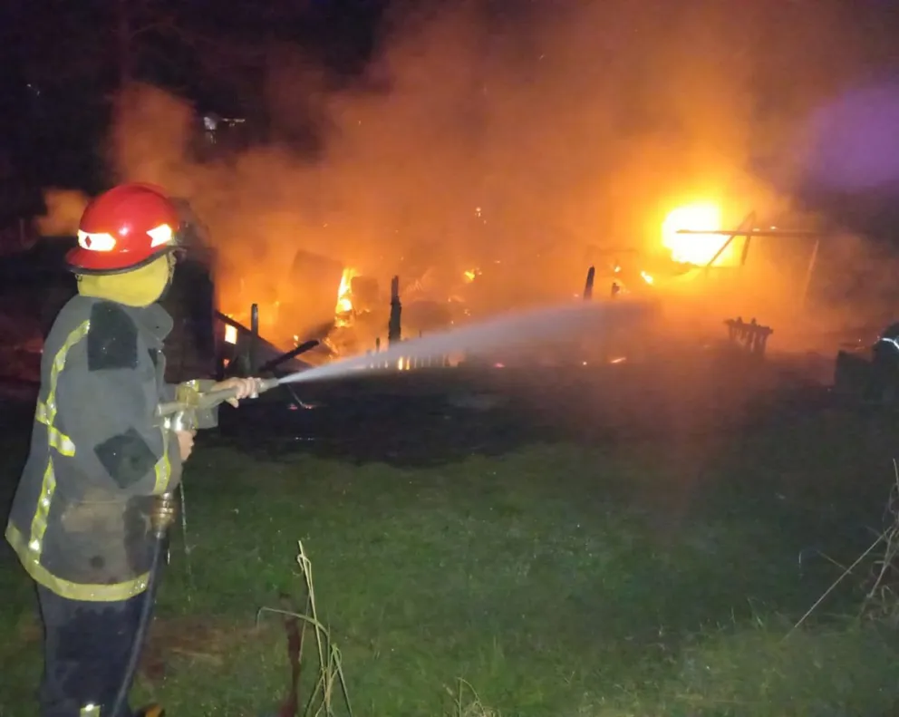 Oberá: incendió consumió por completo una vivienda dejando a una familia en la calle
