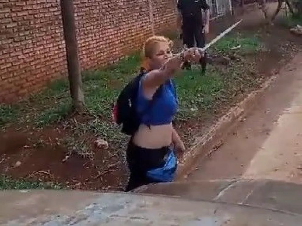 Machete en mano la mujer intimidaba a los presentes. //Foto: captura de video.