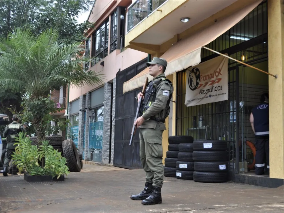 Por presunto contrabando de neumáticos allanaron una gomería de Oberá Por presunto contrabando de neumáticos allanaron una gomería de Oberá