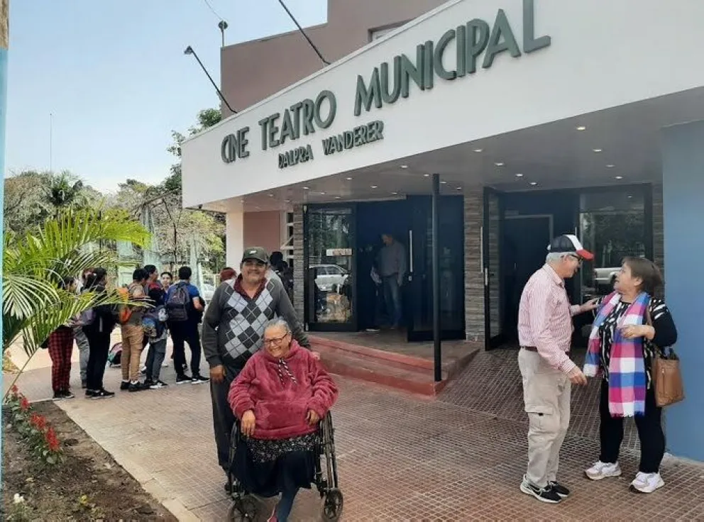 Montecarlo inauguró su renovada sala de cine de teatro municipal