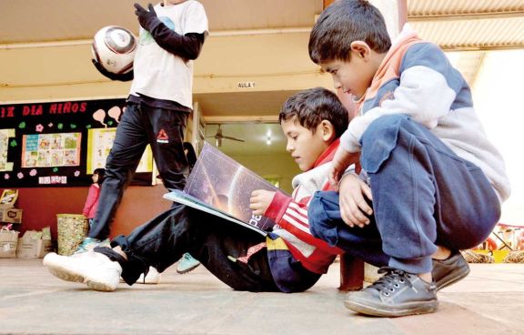 La Escuela 484 recibió decenas de libros para su anhelada primera biblioteca