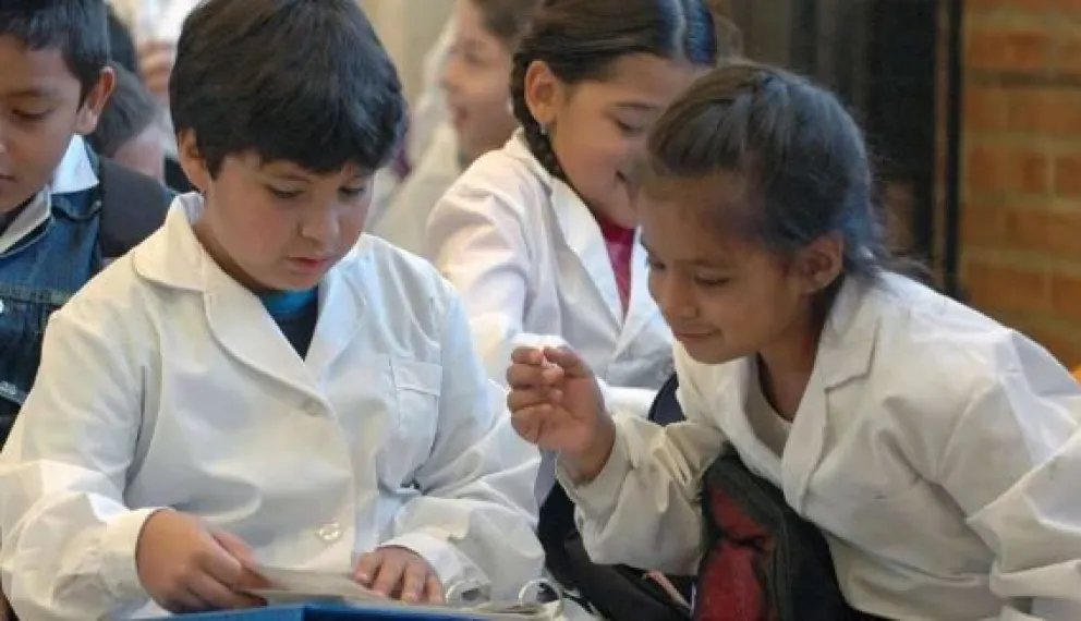 El Gobierno sube a $70.000 la asignación que cobran padres con hijos que asisten a la escuela
