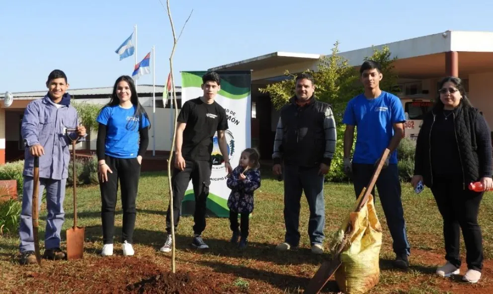Volvieron a plantar grapia en Campo Ramón en la celebración del Día del Árbol