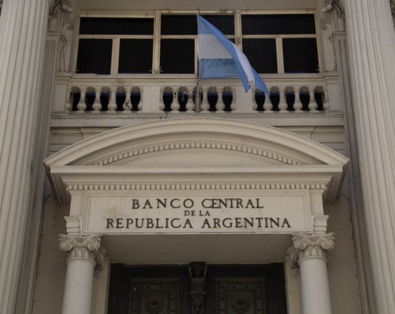 “No hay condiciones para dolarizar la economía”, aclara el director del Banco Central “No hay condiciones para dolarizar la economía”, aclara el director del Banco Central