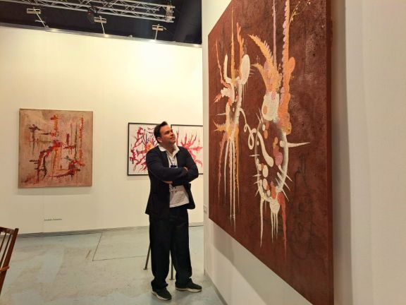 Pinturas y esculturas con tierra roja entre las obras de arte más vendidas en ArteBa