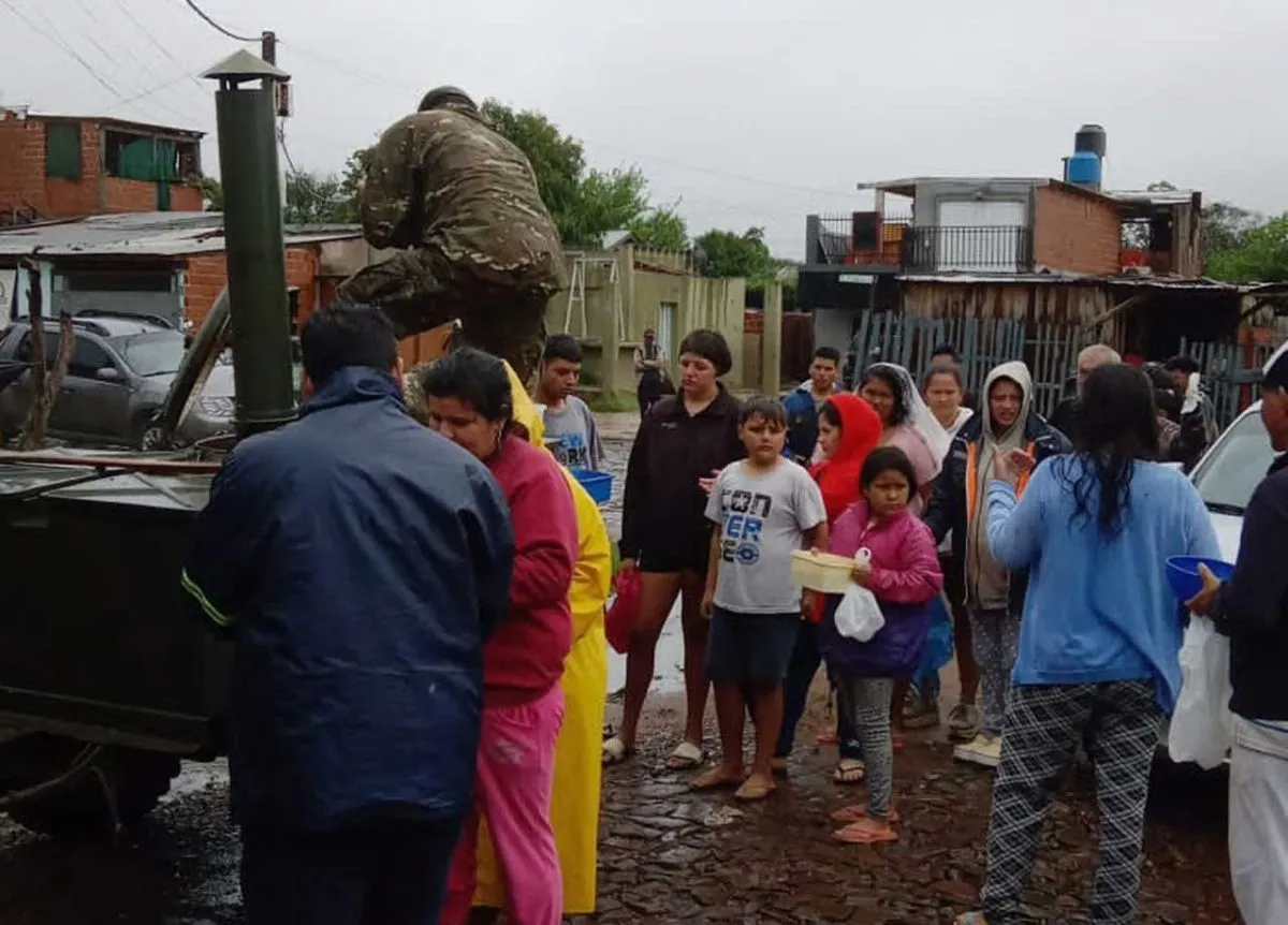 Posadas: hay 30 barrios afectados por la tormenta y sigue la asistencia. el Ejército acercó comida a El Porvenir