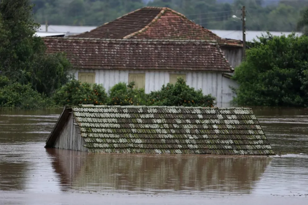 Al menos 22 muertos y miles de evacuados por el paso de un ciclón en el sur de Brasil
