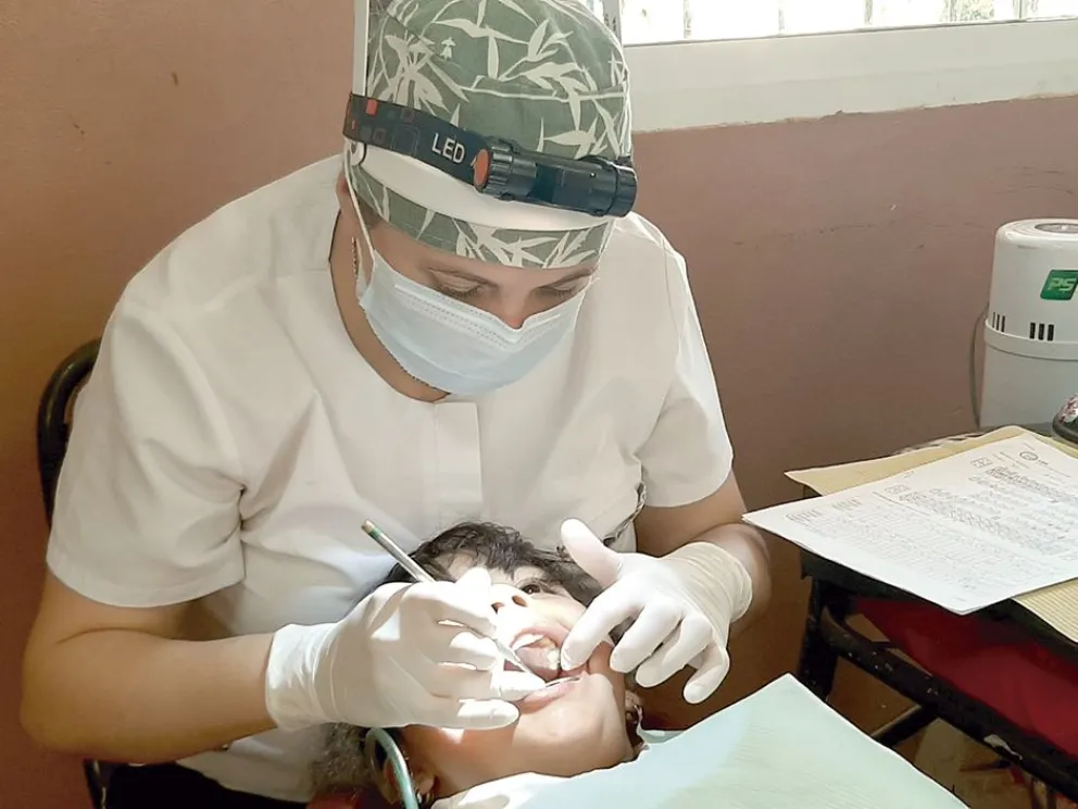 Odontólogos formados en la UBA prestan servicio en Caraguatay