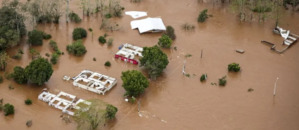 Se elevó a 37 el número de muertos al paso de un ciclón por el sur de Brasil