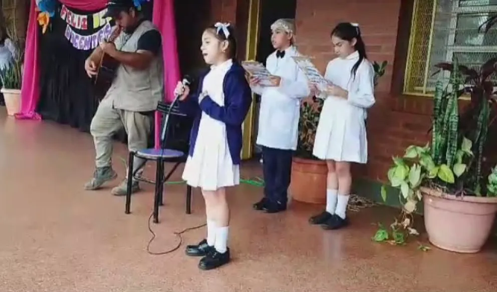 Malena volvió a lucir en el homenaje al Día del Maestro en su escuela