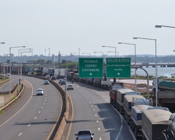 Largas filas de camiones para cruzar el puente internacional Posadas-Encarnación
