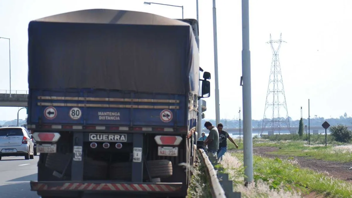 Camioneros varados en Posadas por falta de infraestructura en aduana paraguaya