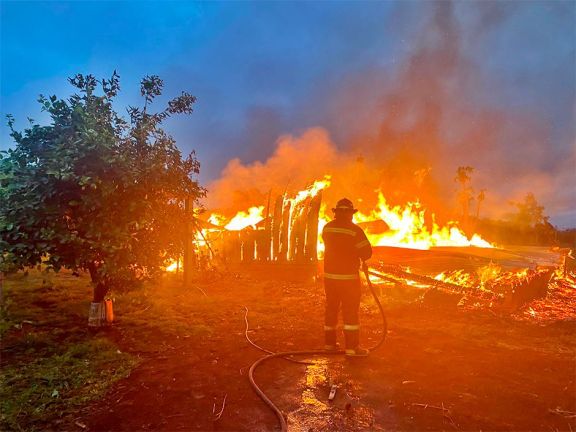 Investigan las causas de incendio en una carpintería