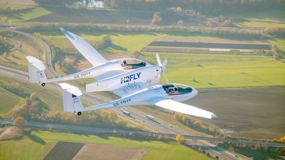 Primer vuelo de avión eléctrico impulsado por hidrógeno líquido