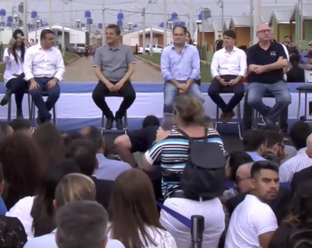 Sergio Massa y Herrera Ahuad entregan viviendas en Itaembé Guazú