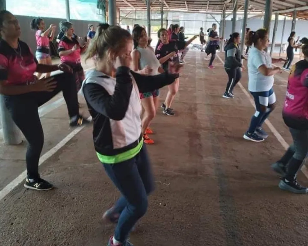 Dan clases de fitness de combate en los barrios