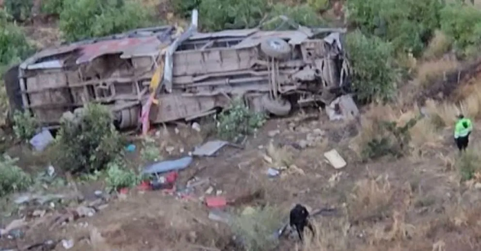 Perú: un ómnibus cayó en un barranco y hay al menos 25 muertos