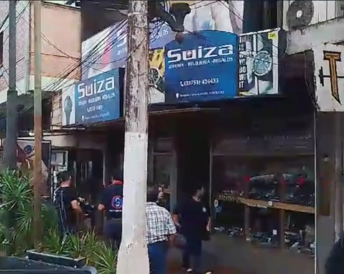 Dos hombres armados robaron una joyería en pleno centro de Eldorado