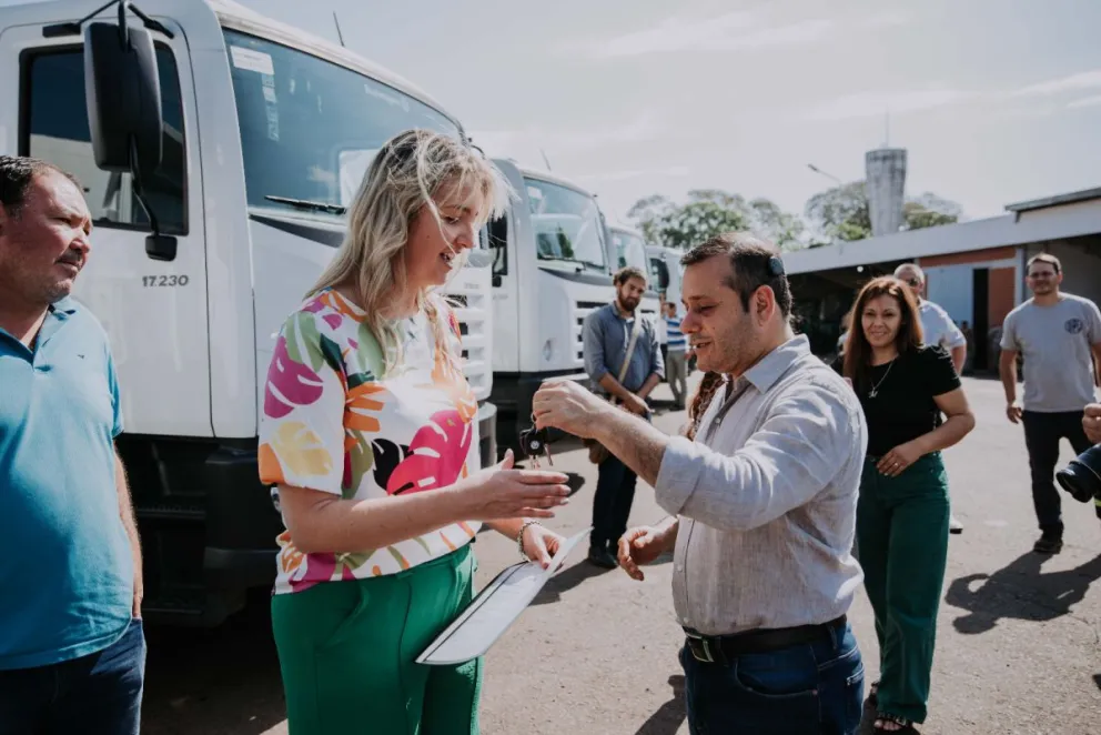 Municipios recibieron camiones volcadores para reforzar el parque vial