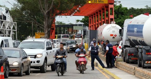 La Argentina investiga operaciones de "ventas trianguladas" en exportaciones de gas a Paraguay y retiene camiones