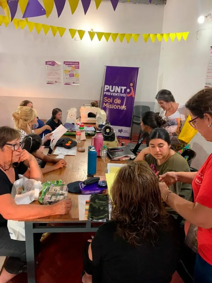 Más personas optan formarse en oficios en las escuelas para adultos