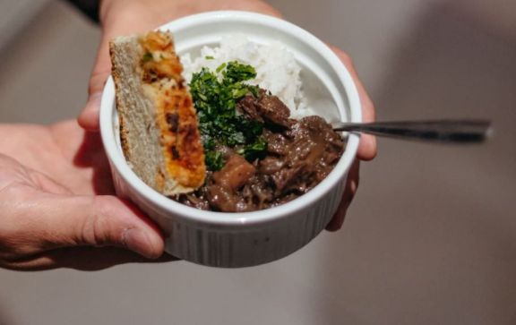 Lomo Strogonof con arroz cremoso y focaccia crocante
