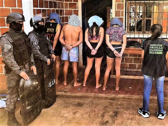 Cuatro detenidos bajo sospecha de vender marihuana en el barrio Ex Hipódromo de Garupá