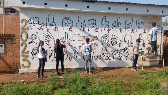 El Soberbio: alumnos del BOP 38 confeccionaron un mural con lenguaje de señas 