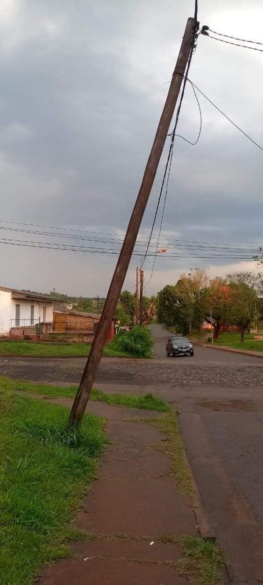 Fuerte temporal en Puerto Piray dejó voladura de techos, árboles caídos y están sin luz