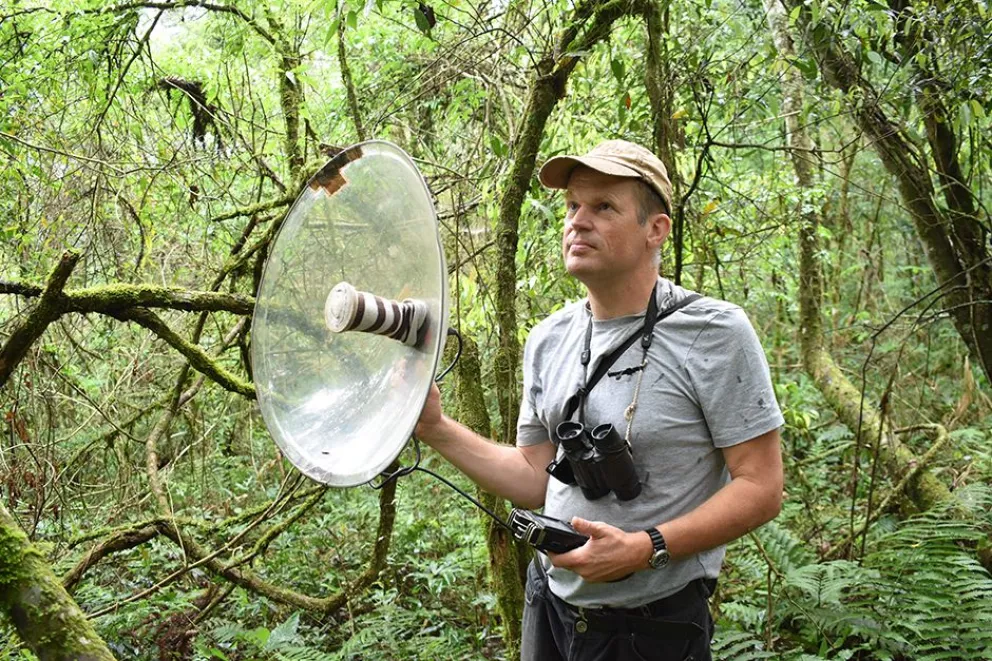 El investigador holandés que se sumerge en la selva para estudiar al cara canela 